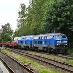 Diesellokomotiven 218 054-3 und 218 055-2 sind hier bei der Ankunft in Niebüll zu sehen.