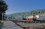 Freitag den 09.08.2024 zwischen 18:53 und 18:54 Uhr in Waldshut(D). Wegen Bauarbeiten an der Bahnstrecke am Oberrhein verkehrt der BTE AutoReiseZug (ARZ) mit der Zugnummer 1790 welcher von Lörrach nach Hamburg Altona verkehrt heute über den Hochrhein. Hier in Waldshut durchfährt er über Gleis 3 den Bahnhof. BTE = BahnTouristikExpress GmbH. Es ist ein deutsches Eisenbahnverkehrsunternehmen (EVU) mit Geschäftssitz in Nürnberg und operativem Sitz in Hamburg und als eines von drei EVU in Deutschland Mitgliedseisenbahn im Regolamento Internazionale delle Carrozze (RIC). An der Zugspitze befindet sich die arbeitende Diesellok der Baureihe 218 welche den Zug von Lörrach bis Singen (Hohentwiel) zieht. Es handelt sich um die 92 80 1218 105-5 D-NESA. NeSA = Eisenbahn-Betriebsgesellschaft Neckar-Schwarzwald-Alb mbH, Rottweil. Am Zugschluss wird die 91 80 6101 071-9 D-RAG mitgeführt. RAD = RDC Asset GmbH mit Sitz in Hamburg. Es ist ein 2019 gegründetes Tochterunternehmen der Railroad Development Corporation (RDC). Diese E-Lok übernimmt ab Singen (Hohentwiel) die Zugförderung während die Diesellok in Singen (Hohentwiel) abgehängt wird. Koordinaten GMS (Grad, Minuten, Sekunden): N 47° 37’ 8.1’’ O 8° 13’ 16.8’’