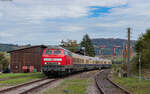 218 451 mit einem Sonderzug für Filmaufnahmen im Bf Fützen 17.10.24. Das Bild entstand vom Bahnsteig