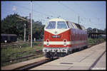 119167 fährt hier am 26.8.1990 solo durch den HBF Magdeburg.