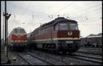 232708 verlässt hier am 6.5.1993 um 10.00 Uhr den Bahnhof Arnstadt und ist mit dem E 4931 unterwegs. Dabei passiert sie die wartende 219178.