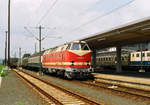 03. Juni.1995,	im Bahnhof Sonneberg steht Lok 219 039-5 mit einem bunten Zug, der gegen halb eins nach Lauscha fahren soll. Im Hintergrund ist Lok 141 362 mit einem Zug von Lichtenfels zu sehen. Damals führte der sichere Weg zu meinem Fotostandort noch durch die Bahnsteigunterführung.