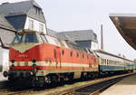 03. Juni 1995, der Bahnhof Sonneberg war damals noch Endpunkt der von Probstzella über den Rennsteig bei Ernsttal heraufführenden Strecke. Der Zug ist, von Lauscha kommend, auf Gleis 1 eingefahren.