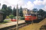 Nicht nur bei der Bahn AG hat des  Verkehrsrot  einzug erhalten. 219 070-0 mit RB Leipzig-Nossen (KBS506) im Bahnhof Leinig im August 1999.