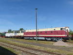 DB Museum 119 199-8 mit dem auf einen Flachwagen verladenen ehem. Beiwagen 180 aus Jena, am 01.08.2020 beim Sommerfest im Eisenbahnmuseum Weimar.