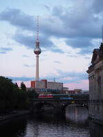 119 158 zieht DPE 83027  Harz-Express  pünktlich gegen 21.38 Uhr von Wernigerode kommend nach Berlin-Schöneweide, hier vor dem Berliner Fernsehturm. Aufgenommen auf der nördlichen Monbijoubrücke. An der Brücke in blau ist ein Werbebanner für das nahegelegene DDR-Museum.

Berlin, der 15.06.2024