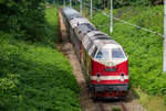 Ostsee-Express mit Lok 119 158 auf der Fahrt zum Ostseebad Binz vor Prora. - 06.07.2024
