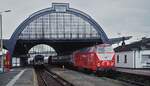 Im April 1998 wartet die schon verkehrsrot lackierte 219 030-4 im Hauptbahnhof von Gera auf die Abfahrt in Richtung Saalfeld.