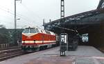 219 045-2 bei einem kurzen Zwischenhalt im Bahnhof Dresden-Neustadt (Mai 1993).