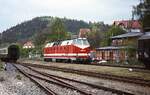 Im April 1998 pausiert die 219 085-8 im Bahnhof Ziegenrück. Ein Jahr später, im Mai 1998, endete der Personenverkehr auf der landschaftlich schönen Thüringer Oberlandbahn, der Güterverkehr zwischen Triptis und Ebersdorf-Friesau wurde Ende 1998 eingestellt. Der 27 km lange Abschnitt zwischen Moßbach und Lückenmühle wird heute für Fahrraddraisinenfahrten genutzt. Nicht viel später als die Oberlandbahn erwischte es auch das Triebfahrzeug: Die am 19.02.1982 abgenommene Lok wurde schon am 01.10.2001 ausgemustert.