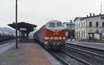 Im Bahnhof Nossen wartet die 219 179-9 im April 1998 auf die Abfahrt in Richtung Döbeln. Die Lok wurde 2003 nach Rumänien verkauft und war dort bis etwa 2012 im Einsatz.