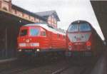 Im Bahnhof Jena West stehen im Dezember 2000 die 234 311 mit IR 2458 und die 219 101 mit einer RB eintrchtig nebeneinander