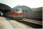 Im Bahnhof Grlitz steht 219 044-5 abfahrbereit vor ihrem RE nach Dresden.