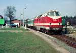 Am 26. Maerz 1999 verlaesst 219110 Ottendorf Okrilla Nord mit einer Regionalbahn aus Koenigsbrueck.