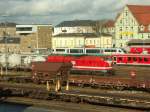 Am 7.12.2009 war die MEG 301 mit im Zementzug zusammen mit der Maxima. Diese ging in Hof tanken. Whrenddessen bot sich vom Zollamt aus dem Treppenhaus heraus dieser Blick auf die Lok und das ebenfalls fotografierende Personal....