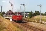 219 027-0 verlt am 14.08.2000 mit RB 16929 Rudolstadt-Blankenstein den Bahnhof Unterlemnitz.