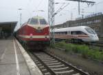 Hier links 119 158-4 mit einem ILA-Shuttle von Berlin Lichtenberg nach Berlin ILA Bahnhof und rechts 605 508-2 als ICE38 von Koebenhavn H nach Berlin Ostbahnhof, diese beiden Zge standen am 12.6.2010 in Berlin Lichtenberg.