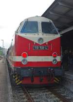 Aufbruchstimmung: 119 158-4 steht schon wieder abfahrbereit mit 35 1097 am anderen Ende des Zuges am Bahnsteig in Meiningen.