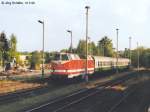 219 132 fhrt mit ihrer Regionalbahn aus Ziegenrck in Auma auf Gleis 1 ein. (Blick nach Sdosten am 18.5.98)