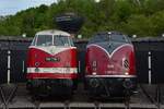 An diesen beiden Loks sieht man die Ähnlichkeiten besonders gut. Links steht die Reichsbahn 118 770-7 und rechts die DB Variante in Form von 220 033. Beide Lokvarianten sind heute noch bei vielen Privatbahnen im Einsatz.

Bochum Dahlhausen 01.05.2017