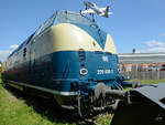 Die DB-Diesellokomotive 220-058 2 von Krauss-Maffei im Technikmuseum Speyer (Mai 2014)