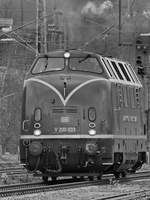 Die Diesellokomotive V 200 033 rangiert auf die andere Seite des Zuges. (Hattingen, Dezember 2018)