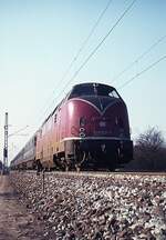 Zwischen Salzbergen und Rheine befördert die zu diesem Zeitpunkt im Bw Hannover beheimatete 220 027-7 (Krauss-Maffei 18271/1956) im Februar 1975 einen aus Plan D-Wagen der NS bestehenden Zug nach