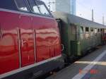 Planzug mit historischen Waggon  - gezogen von V 200 033 - im HBF-Mannheim