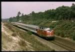 im Einschnitte bei Lathen (Strecke Rheine-Emden) fhrt im Sommer 1971 V 200 mit einem Zug aus den sogenannten Popp-Wagen gebildet