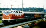 V 200 002 mit Schrzenwagen auf der Fahrzeugparade  Vom Adler bis in die Gegenwart , die im September 1985 an mehreren Wochenenden in Nrnberg-Langwasser zum 150jhrigen Jubilum der Eisenbahn in Deutschland stattgefunden hat. 