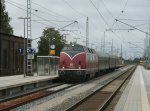 Fr einen Tagesausflug nach Rgen kam,am 27.August 2011,die Lbecker V200 007,mit dem aus drei Wagen bestehenden Sonderzug  Rgenexpress  von Lbeck nach Binz,durch Bergen/Rgen gefahren.