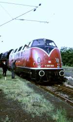 Sie fhrte den Zug an - die bestens gepflegte V200 033. Sommer 1990 in Frankfurt(M) Ost