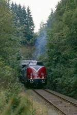 V 200 033 verlässt am 23.09.1995 den Gudenhagener Tunnel auf dem Weg von Brilon Stadt nach Brilon Wald (Sdf EF Hönnetal e.V.)