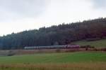 V 200 033 mit Sonderzug bei Bömighausen (Strecke Brilon Wald - Korbach) am 23.09.1995.