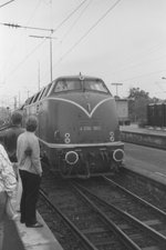 Am frühen Morgen des 02.05.1982 stellt V 200 002 23 105 einen Sonderzug von Stuttgart zur Schiefen Ebene bei Neuenmarkt-Wirsberg bereit.