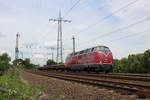 V200 122 mit Bauzug auf dem Weg in Richung Süden am 31.7.17 in Duisburg