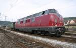 221 135-7 auf einer berfhrungsfahrt mit einem Wagen der sie sicherlich nicht sehr gefordert hat. Plochingen 13.10.2004