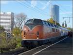 Am 08.11.08 hat die Diesellok 221 135-7 der Bocholter Eisenbahn Gesellschaft ihren Sonderzug, bestehend aus luxemburgischen Wegmann Wagen, von Trier nach Kln Messe/Deutz gebracht. (Jeanny)