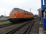 221 135 in Schwerin stellte sich zu den ausgestellten Fahrzeugen der Mecklenburgischen Eisenbahnfreunden Schwerin e.V dazu am 25.09.10