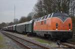 221 135 am 20.11.2010 nimmt die Wagen des Historischen Schienenverkehrs Wesel auf den Haken fr eine Sonderfahrt nach Aachen