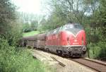 221 114 mit einem Leerwagenpark in Richtung Kalkwerk Rohdenhaus bei Heiligenhaus Hofermhle, 16.05.1985.