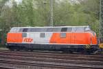 Am 1.5.12 stand die RTS 221 105 abgestellt in Dsseldorf-Eller.Da sie vom Bahnsteig aus nicht fotografierbar war und es auch keine anderen Mglichkeiten gab die Lok abzulichten musste die Lok aus der S1 heraus aufgenommen werden.