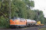 BoEG 221 135 am 6.9.13 mit zwei Kesselwagen und einem Baukran in Ratingen-Lintorf.
Der Baum links ist bei einem starken Gewitter zuvor in die OL gekrackt.Nach diesem Zug wurde das Gleis gesperrt und die Züge Richtung Wedau durch die Ausweiche im Gegengleis geleitet.