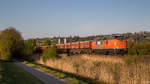 221 134 der RTS mit einem Logistikzug für den Umbau in Friedrichshafen am Abend des 21.04.2017 zwischen Weissenau und Oberzell.