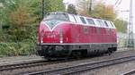 Die V200 (221 145-6) der PEG rangiert am 22.10.2016 in Mainz-Bischofsheim um kurz darauf einen Bauzug abzuholen.