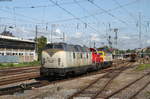 221 121-7 ; 261 313-1 und 232 446-5 als Tfzf 92434 (Offenburg Gbf-Würzburg Hbf) in Villingen 16.8.17