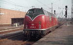 Anfang der 1980er Jahre rangiert 221 109-2 im Düsseldorfer Hauptbahnhof.