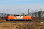 Die 221 105-0 der RTS München dieselt am 21.03.2018 durch Nassenheide.