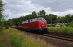 Die 221 145 mit 2 Res Waggons passiert hier gerade den Haltepunkt Plauen West am 24.06.2018 Der Zug kam aus Pirna und ist auf dem Weg nach Oelsnitz im Vogland gewesen.