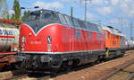 Die Fa. Bahnlogistik24 GmbH mit einem wirklich interessantem Lokzug, die Lok 221 145-6 (92 80 1221 145-6 D-BLC) hat die silber orange 230.077 (92 80 1 230 077-0 D-BLC) am Haken am 06.09.18 Durchfahrt Bf. Flughafen Berlin-Schönefeld.
